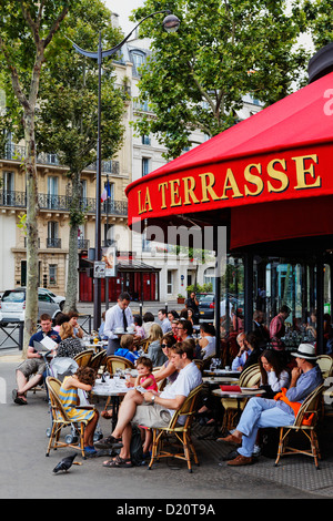 Menschen im Cafe La Terrasse, Place de l ' Ecole Militaire, Paris, Frankreich, Europa Stockfoto