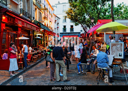 Menschen in Restaurants am Platz Place du Tertre, Montmartre, Paris, Frankreich, Europa Stockfoto