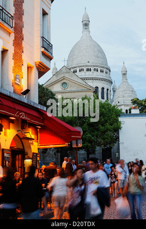 Place du Tertre und Sacre Coeur Basilika in den Abend, Montmartre, Paris, Frankreich, Europa Stockfoto