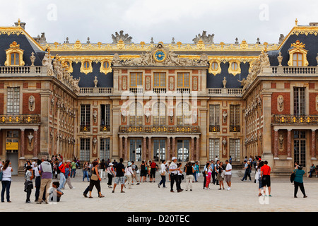 Menschen vor dem Schloss von Versailles, Ile-de-France, Frankreich, Europa Stockfoto