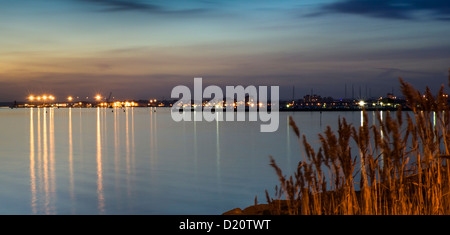 Der Hafen von Poole, nachts beleuchtet Stockfoto