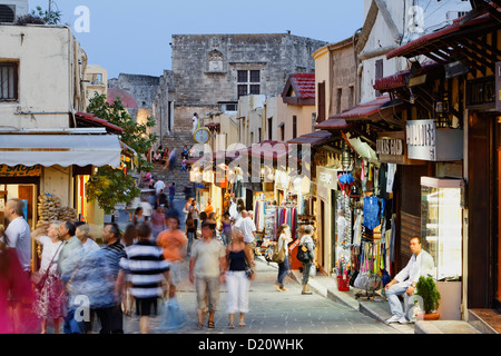 Menschen in der Sokrates-Straße in der Abend, alte Stadt Rhodos, Rhodos, Dodekanes, Griechenland, Europa Stockfoto