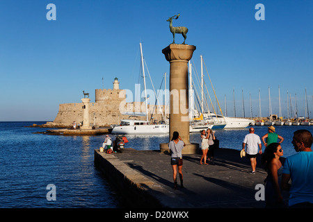 Säulen am Eingang des Mandraki-Hafen und Festung Agios Nikolaos im Sonnenlicht, Rhodos Stadt, Rhodos, Dodekanes Isl Stockfoto