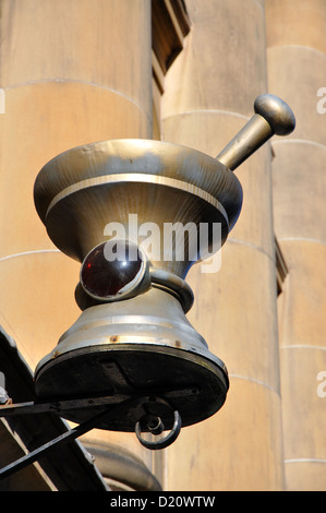 Mörser -Symbol über Abgabe Apotheke, die Royal Mile, Edinburgh, Scotland, UK Stockfoto