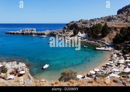 Menschen am Strand von Agios Pavlos Bay, Lindos, Rhodos, Dodekanes, Griechenland, Europa Stockfoto