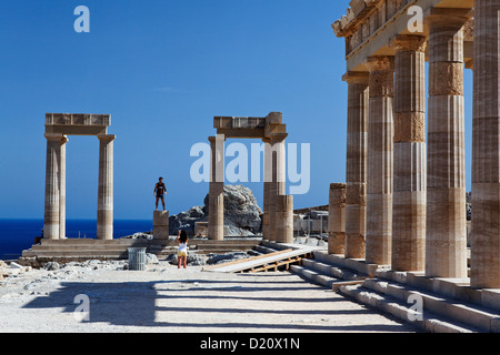 Rekonstruierte Säulen der Akropolis, Lindos, Rhodos, Dodekanes, Griechenland, Europa Stockfoto
