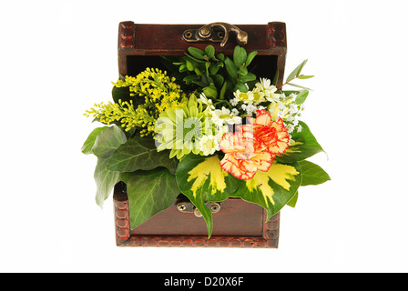 Alte offene Holzkiste voll von verschiedenen Blumen, isoliert auf weiss Stockfoto