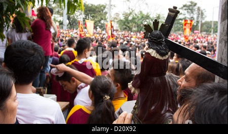 Tausende von katholischen Gläubigen beitreten die Prozession der lebensgroße Statue des schwarzen Nazareners. Stockfoto