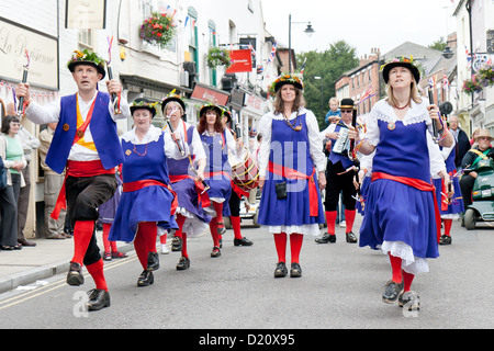 Die Southwell Folk Festival 2012 mit Moriskentänzer gekleidet in blau, rot und weiß Stockfoto