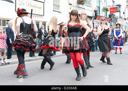 Die Southwell Folk Festival 2012 mit weiblichen Moriskentänzer in schwarzen Stiefeln Stockfoto