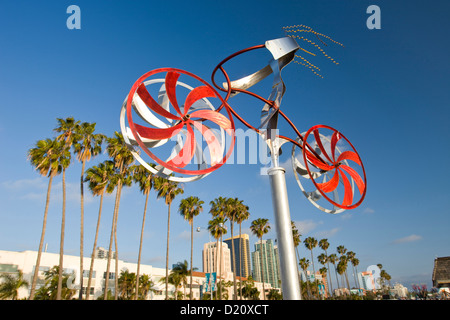 MEIN BIKE-SKULPTUR VON AMOS ROBINSON EMBARCADERO SKYLINE VON DOWNTOWN SAN DIEGO KALIFORNIEN USA Stockfoto