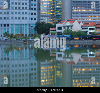 Boat Quay mit Fluß im Abend, Financial District, Singapore River, Singapur Stockfoto