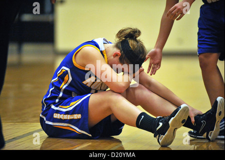 Player reagiert auf die Punkte, die versichern Niederlage Mannschaftskamerad ihr Team erreicht ihr auf die Füße zu helfen. USA. Stockfoto