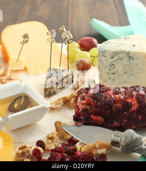 Käse vom Brett mit Trauben, getrocknete Preiselbeeren, Honig und Nüssen Stockfoto