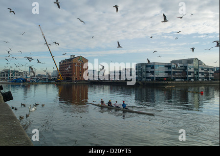 Ruderer auf den Manchester Ship Canal Stockfoto