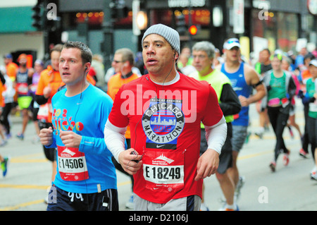 USA Illinois-Chicago 2012 35. Chicago-Marathon Läufer in der Nähe der zwei Meile markieren Sie auf dem Golfplatz auf Jackson Blvd. Stockfoto