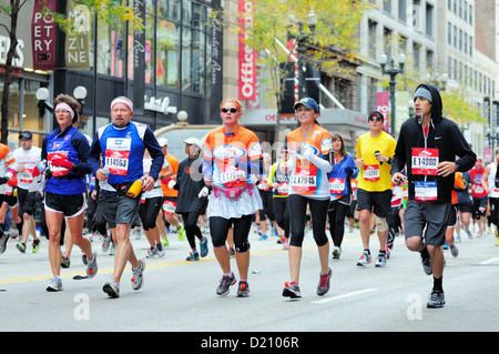 USA Illinois Chicago. Die 2012 und 35th Chicago Marathon Läufer auf der State Street ungefähr zwei Meilen in den Kurs. Stockfoto