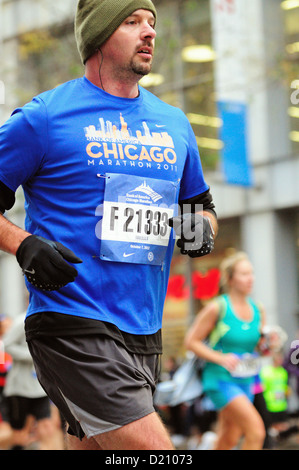 USA Illinois Chicago 2012 35th Chicago Marathon Läufer auf der State Street in der Schleife. Chicago, Illinois, USA. Stockfoto