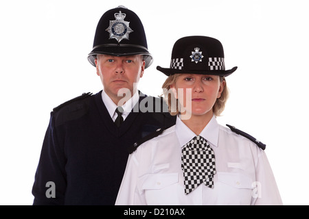 Studioaufnahme von männlichen und weiblichen britischen Polizisten in traditioneller Uniform. Stockfoto