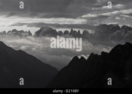 Val Nambrone Tales und Brenta massive Bergkette im Morgenlicht, Brenta Adamello Naturschutzgebiet, Trentino, Italien Stockfoto