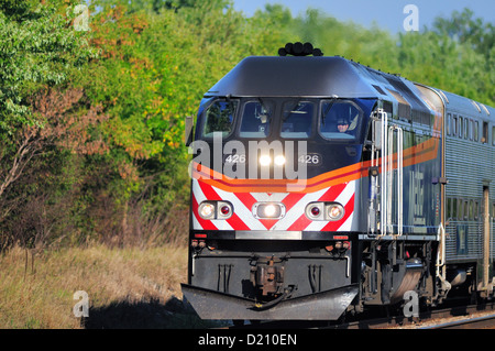 Bartlett, Illinois, USA. Metra Nahverkehrszug in Bartlett, Illinois mit einer Belastung der Pendler auf dem Weg nach Hause kommen von der Arbeit in Chicago. Stockfoto