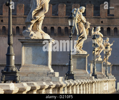 Statuen am Ponte Sant ' Angelo, Brücke des Hadrian, Rom, Latium, Italien Stockfoto