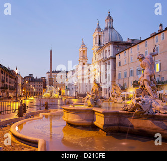 Brunnen der vier Flüsse, Fontana dei Quattro Fiumi und Kirche, Sant'Agnese in Agone im Abendlicht, Piazza Navona, Rom Stockfoto