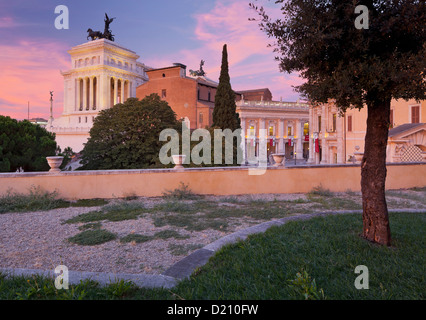 Kirche Santa Maria in Aracoeli und Denkmal Monumento Vittorio Emanuele II in der Abenddämmerung, Rom, Latium, Italien Stockfoto