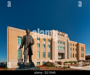 Statue von Washington E Lindsey vor Roosevelt County Courthouse in Portales, New Mexico, USA Stockfoto