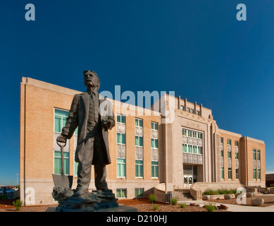 Statue von Washington E Lindsey vor Roosevelt County Courthouse in Portales, New Mexico, USA Stockfoto