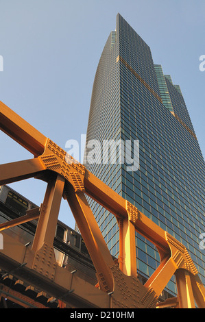 USA Illinois Chicago 333 West Wacker Drive Gebäude über dem Lake Street Bridge mit Fahrzeug- und CTA-Bahn. Chicago, Illinois, USA. Stockfoto