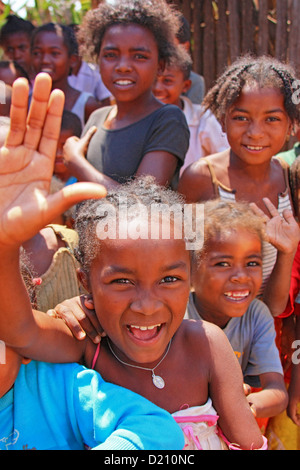 Madagassische Kinder aus einem Dorf in der Ifotaka Gemeinschaft Waldgebiet am Fluss Mandare, Süd-Ost-Madagaskar Stockfoto