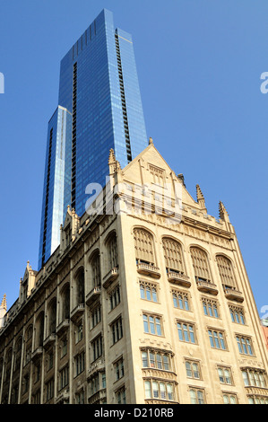 Chicago, Illinois, USA. Alte und neue von der University Club (1909), Vordergrund, und das Vermächtnis des Millennium Park (2009). Stockfoto