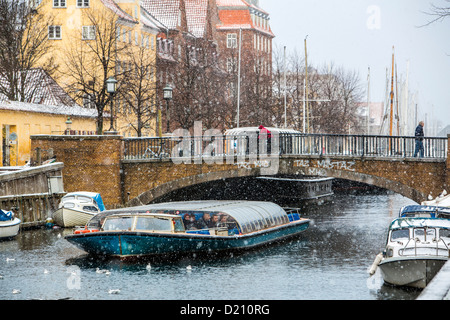 Christianshavn, eine Altstadt Hafen, jetzt mit vielen Menschen, die hier leben, im modernisierten Häusern, umgeben von Kanälen. Copenhagen Stockfoto