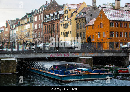 Christianshavn, eine Altstadt Hafen, jetzt mit vielen Menschen, die hier leben, im modernisierten Häusern, umgeben von Kanälen. Copenhagen Stockfoto