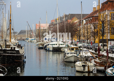 Christianshavn, eine Altstadt Hafen, jetzt mit vielen Menschen, die hier leben, im modernisierten Häusern, umgeben von Kanälen. Copenhagen Stockfoto