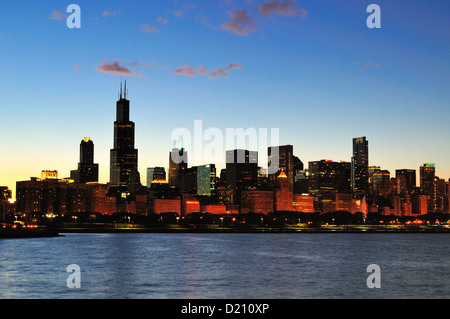 USA Illinois Chicago Loop Willis Tower (ehemals Sears Tower) dominieren die Skyline in der Dämmerung. Stockfoto