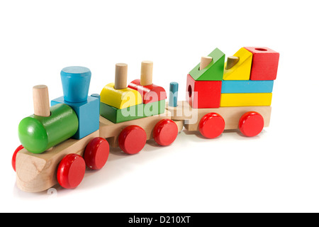 Spielzeugeisenbahn aus Holz mit bunten Blöcken gefertigt Stockfoto