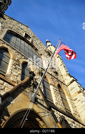 USA Illinois Chicago American Flag zweiten presbyterianischen Kirche neugotischen Kirche South Michigan Avenue. Chicago, Illinois, USA. Stockfoto