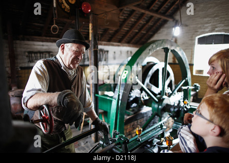 Freiwilligen erklärt Steampowered Schwungrad für Besucher, The Iron Gorge Museen, Blists Hill viktorianischen Stadt, Ironbridge Gorge, Telf Stockfoto