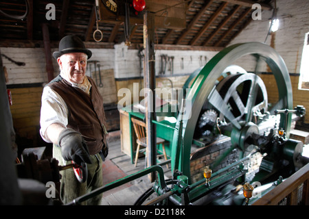 Freiwilligen erklärt Steampowered Schwungrad für Besucher, The Iron Gorge Museen, Blists Hill viktorianischen Stadt, Ironbridge Gorge, Telf Stockfoto