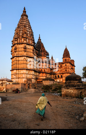 Frau in Schal in Richtung Chaturbhuj Tempels, Orchha, Indien Stockfoto