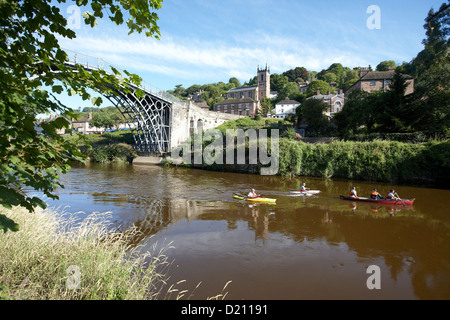 Die Eisenbrücke in Coalbrookdale oberhalb des Flusses Severn, Ironbridge Gorge, Telford, Shropshire, England, Großbritannien, Europa Stockfoto