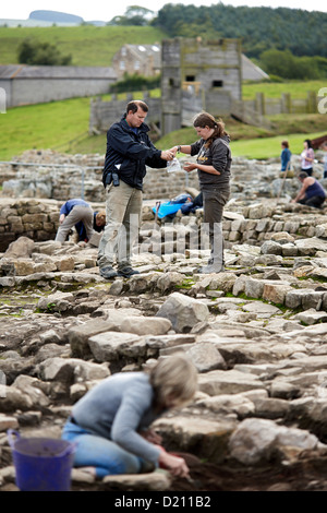 Andrew Birley Leiter der archäologischen Ausgrabung Vindolanda mit Freiwilligen, der Roman Vindolanda Fort, World Heritage Site, Stockfoto