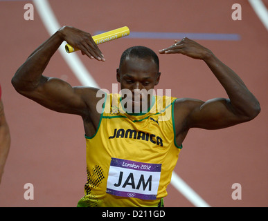 Jamaikas Usain Bolt hat eine "Mo Farah" begrüssen, nachdem er die Linie auf dem ersten Platz in der letzten Mens 4x100m kreuzt. Leichtathletik Stockfoto