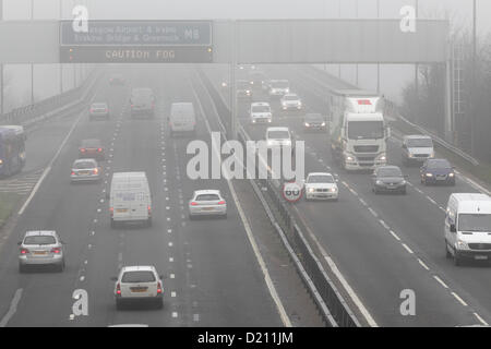 White Cart Viaduct, Arkleston, Renfrewshire, Schottland, Großbritannien, Donnerstag, 10th. Januar 2013. Verkehr, der durch Nebel auf der Autobahn M8 fährt. Vorsicht, Nebel wird auf einem Schild mit der Gantry-LED angezeigt
