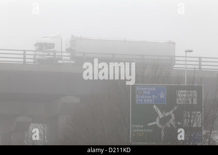 Renfrewshire, Schottland, Großbritannien, Donnerstag, 10th. Januar 2013. Ein Lastwagen, der im Nebel auf der A737 in der Nähe der St James’ Interchange fährt Stockfoto