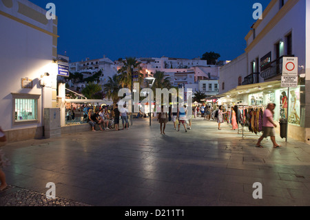 Menschen auf der Straße in der Innenstadt in den Abend, Albufeira, Algarve, Portugal, Europa Stockfoto