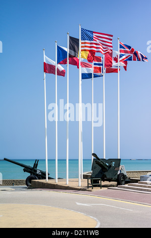 Frankreich, Normandie, Arromanches, Fahnen und Waffen in den Orten des zweiten Weltkriegs Landung Memorial. Stockfoto
