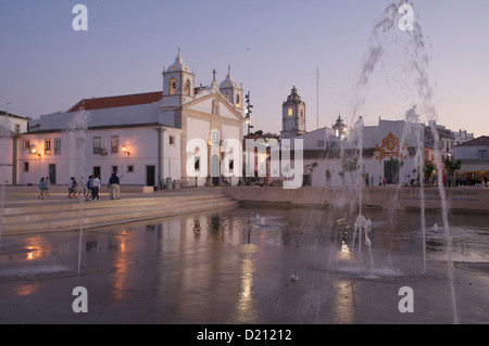 Kirche Igreja Santa Maria am Abend, Praça Infante, Lagos, Algarve, Portugal, Europa Stockfoto